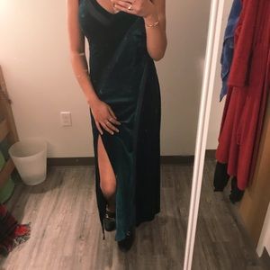 SPLICED FOREST GREEN VELVET MAXI DRESS
FREE PEOPLE